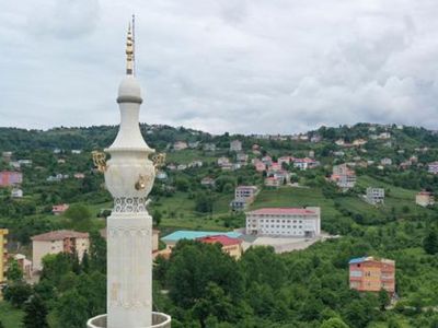 Giresun'da Yeşil Cami'nin semaver şeklindeki minaresi dikkat çekiyor! Minareyi gören bir daha bakıyor