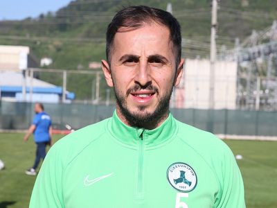 Giresunspor kaptanı Zeki Yavru küme düşmesine kesin gözüyle bakılan takımlarını kümede tuttukları için çok mutlu olduklarını söyledi