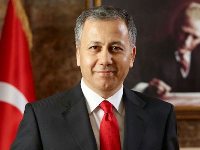 Göçmen kaçakçılarına darbe: Kalkan-17 operasyonunda 44 organizatör ve 881 düzensiz göçmen yakalandı!