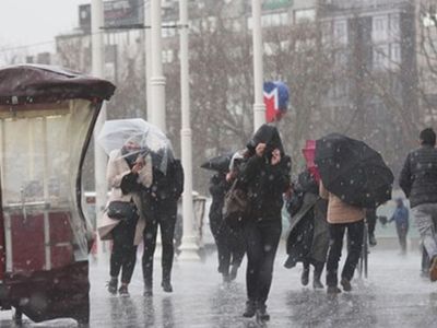 Gök gürültülü sağanak başladı: Meteorolojiden dışarı çıkmayın uyarısı geldi