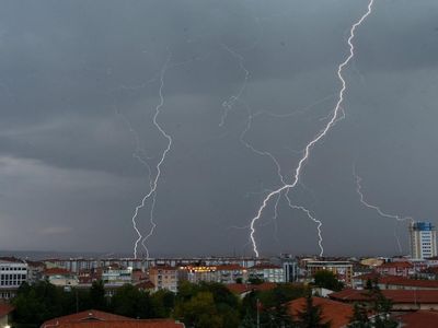 Gök gürültülü sağanak yağış geliyor: Meteoroloji’den 15 kente uyarı