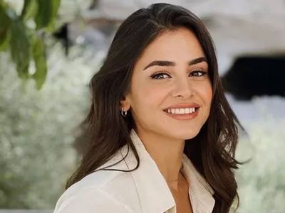 Gönül Dağı'nın Asuman'ı Hazal Çağlar göğüs dekolteli elbisesiyle instagramda şov yaptı