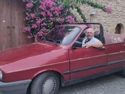 Gören durup fotoğraf çektiriyor: Düğün Dernek filminden etkilendi 1989 model arabasını o hale çevirdi