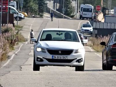 Görenler dönüp bir daha bakıyor: Araçlar bu yolda kendi kendilerine gidiyor