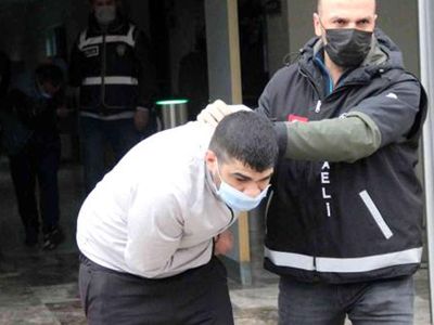Görenler Hayrete Düşüyor: Otomobilin İçinden 100 Bin Lira Çalan Hırsızlar Kameralara Yansıdı