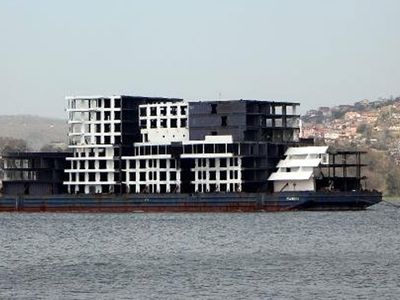 Görenler inanamadı: İstanbul Boğazı'ndan resmen apartman geçti!