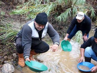 Kim görse şaşırıyor! Derelerde oluşan çamurun içinde altın arıyorlar, haftada 8 grama kadar çıkıyor!