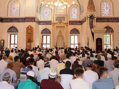 Görenler şaşkına döndü: Tokyo’da bayram namazı iki kez kılındı