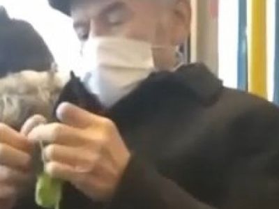 Görüntüler Gülümseten Cinsten: Yaşlı Amca Otobüste Örgü Ördü