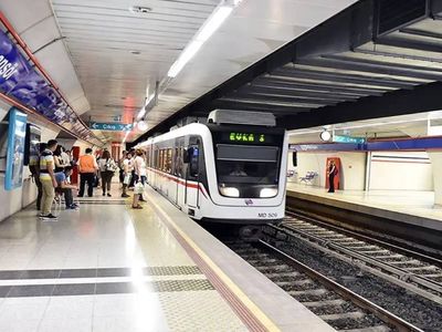 Görüntüler İstanbul’u aratmıyor: İzmir’de metro seferlerinde aksama yaşandı