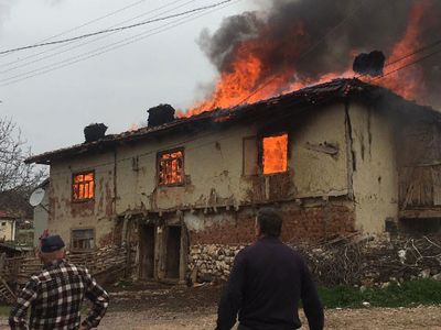 Göynük’te Tek Katlı Bir Ev Alev Alev Yandı