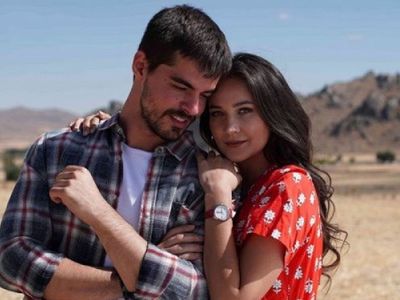 Gülsim Ali verdiği pozla herkesi şaşırttı! Beyaz elbiseli pozuyla sosyal medyayı salladı!