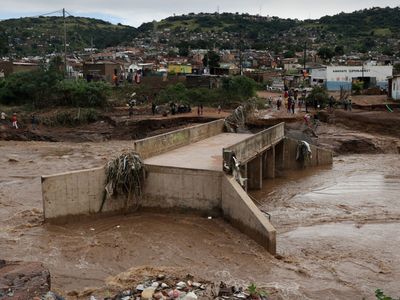 Güney Afrika'da sel felaketi! 45 kişi öldü çok sayıda ev ve köprü yıkıldı