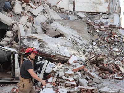 Güngören’de 5 katlı metruk bir bina araçların üstüne yıkıldı: Bir kişi kurtarıldı