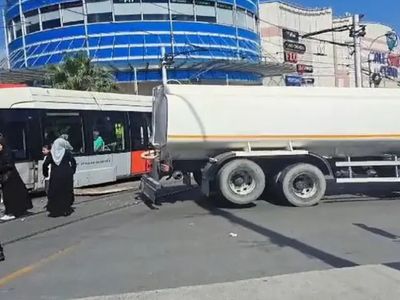 Güngören’de korku dolu anlar: Otomobil tramvaya çarptı