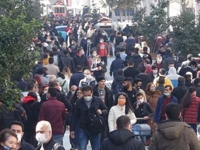 Güzel Havanın Etkisiyle İstiklal Caddesi Ve Sahillerde Yoğunluk Oluştu