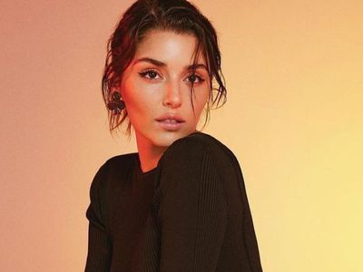 Güzel Oyuncu Hande Erçel Annesinin Ölüm Yıldönümünde Yaptığı Paylaşımla Sevenlerini Duygulandırdı!