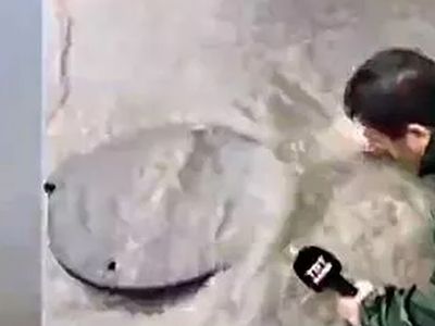 Haber sunan muhabir neye uğradığını şaşırdı! Canlı yayında rögarın içine düştü