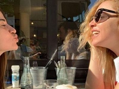 Hadise ve Kardeşi Öyle Pozlar Paylaştı ki