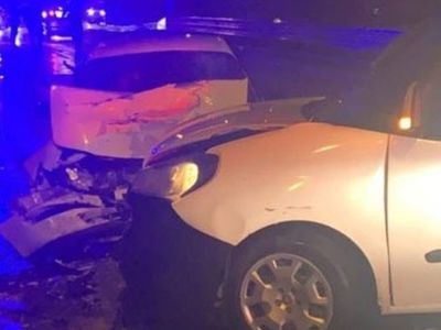 Hafif Ticari Araç Otomobil İle Çarpıştı : 1’i Ağır 5 Yaralı