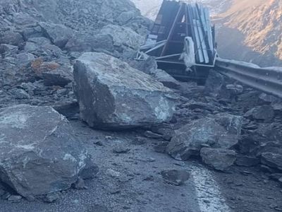 Hakkari-Van kara yolunda heyelan: Kamyonet kayaların altında kaldı! Yaralılar var