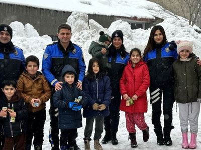 Hakkâri Yüksekova’daki çocuklar, polisle karın keyfini doyasıya çıkardılar!