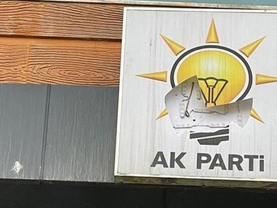 Hakkari'de Ak Parti binasına taşlı saldırı düzenlendi!