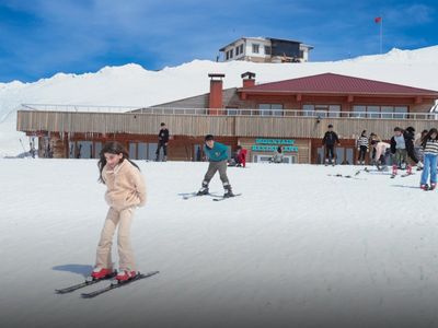 Hakkari’de bahar aylarında da kayak keyfi sürüyor