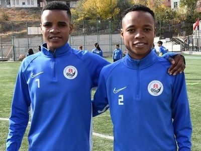 Hakkari'de Top Koşturan 2 Afrikalı Kadın Futbolcu İlgi Odağı Oldular!