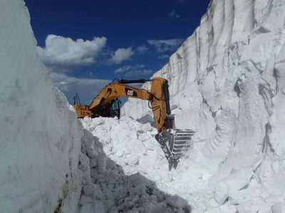 Hakkari’de yazın ortasında karla mücadele: Kar kalınlığı 8 metreyi buldu