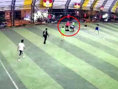 Halı sahada korkunç olay! Siirt'te futbol oynarken kalp krizi geçirdi: O anlar kameralara yansıdı