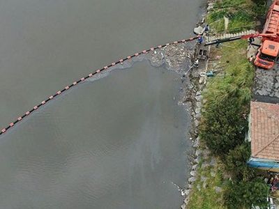 Haliç Kıyılarında Korkutan Görüntü: İBB'ye Bağlı Tesislerden Koyu Renkli Su Denize Dökülüyor!