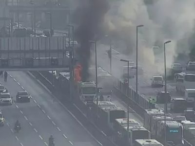 Halıcıoğlu'nda Yangın Paniği: Metrobüs Alev Alev Yandı