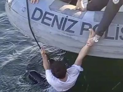 Haliç'te korku dolu anlar! Deniz polisi imdadına yetişti, arkadaşları bu kadarı da olmaz dedirtti