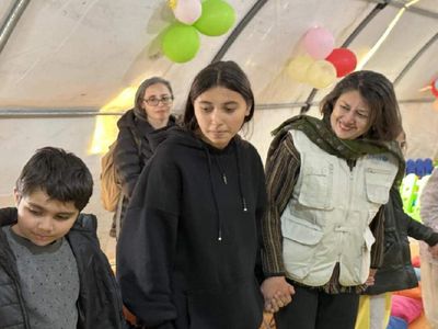 Halk TV’nin deprem yayını tepki çekti: Küçük kız çocuğu canlı yayında ağladı