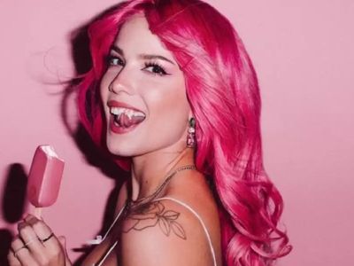 Halsey'den vücut gösterisi geldi! Renkli bikinisi ile cesur pozlar veren Halsey görüntüleri...