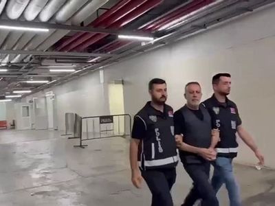 Haluk Levent’in elleri kelepçeli görüntüsü dikkat çekti