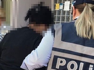 Hamile Taklidi Yaptı, Karnından Çıkanlar Polisi Şok Etti