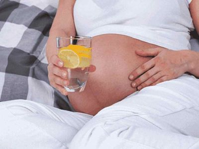 Hamilelik sürecinde tüketilen limonlu suyun anne ve bebek üzerindeki etkileri nelerdir? Limonlu su tüketmenin faydaları ve zararları