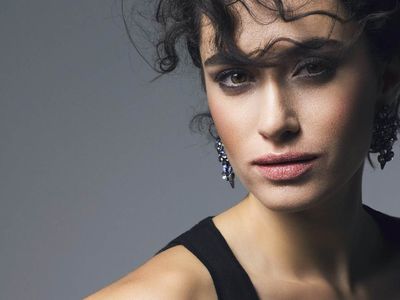 Hande Doğandemir'den hayran bırakan pozlar! Derin bacak dekolteli kumsal pozlarıyla beğenileri topladı