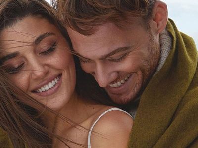 Hande Erçel ile Kerem Bürsin’in Arasında Ayrılık Rüzgarı! Ünlü Çift Kötü Haberi Sosyal Medyadan Duyurdu