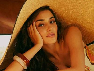 Hande Erçel’den güneşi kıskandıracak pozlar! Can Yaman restinin ardından mini elbisesi ile ateş etti
