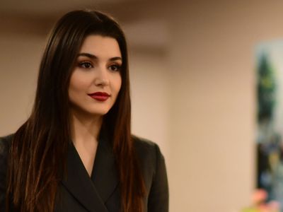 Hande Erçel'in Yıllar Önce Estetiksiz Hali ile Yaptığı Sunuculuk Görüntüleri Ortaya Çıktı!