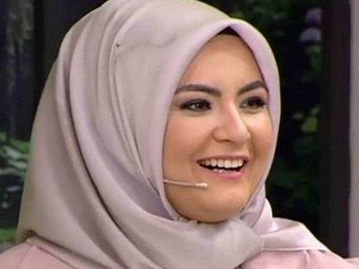 Hanife Gürdal'ın açık cesur pozları çok konuşuluyor! Bu seferde saten pijamasıyla balkonda cesur pozlar verdi