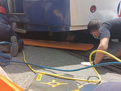 Haseki'de Tramvayın Altında Kalan Vatandaş Ağır Yaralandı