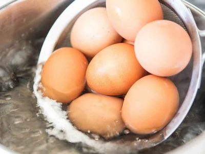 Haşlanmış yumurtanın suyunu lavaboya dökmeyin: Faydaları saymakla bitmiyor!