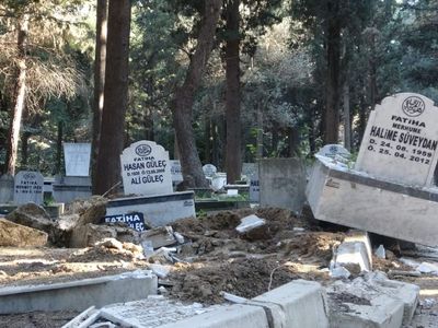Hatay depremleri mezarlıkları da vurdu: Bazı mezarlar yola kaydı
