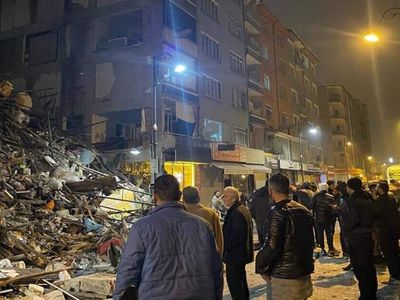 Hatay Valisi’nden deprem açıklaması: Devlet hastaneleri ve polisevi de yıkıldı