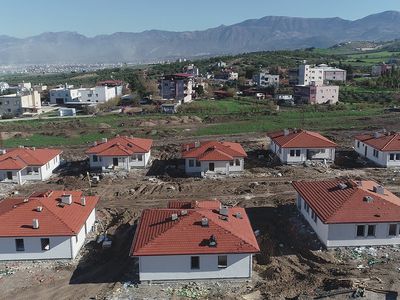 Hatay'da depremin yaraları sarılıyor: Vali ay sonunu işaret etti