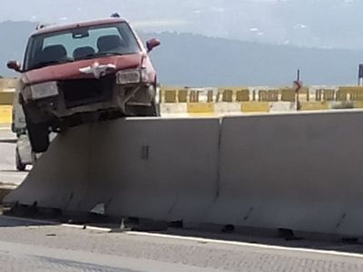 Hatay'da Kaza Yapan Araç Beton Bariyerde Asılı Kaldı